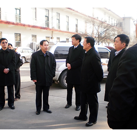 汶上縣委縣政府領(lǐng)導(dǎo)慰問駐汶消防武警官兵和一線職工