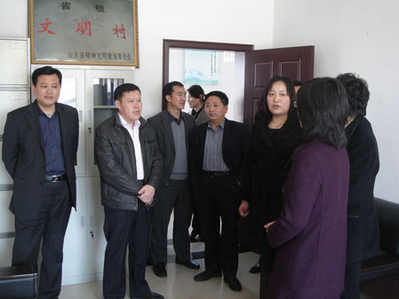 濟(jì)寧市婦聯(lián)副主席王新顏、組宣部長(zhǎng)王利艷來(lái)汶上縣督導(dǎo)女性進(jìn)村“兩委”工作