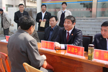 汶上組織全縣政法機(jī)關(guān)開(kāi)展聯(lián)合接訪活動(dòng)