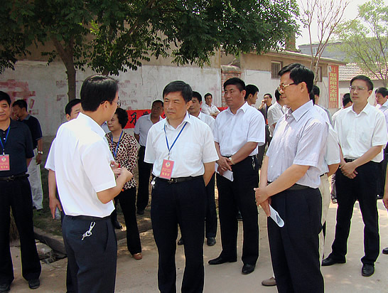 濟寧市政協(xié)副主席李衛(wèi)國對汶上縣農(nóng)村環(huán)境綜合整治情況進行視察