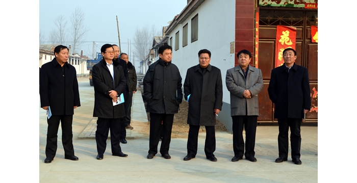王金生、魏明科、李瑞陽(yáng)、高文峰、張清民等汶上縣政協(xié)領(lǐng)導(dǎo)視察農(nóng)村公路建設(shè)養(yǎng)護(hù)管理工作