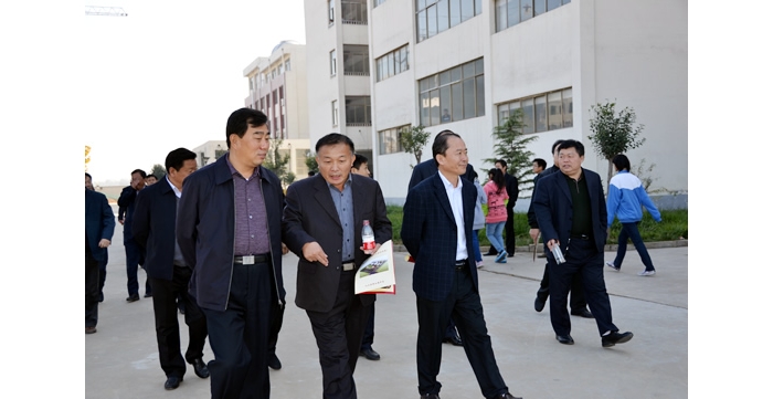 胡新符、楊安娜、崔修連、王允國對(duì)汶上縣教育設(shè)施提升工程實(shí)施情況進(jìn)行視察