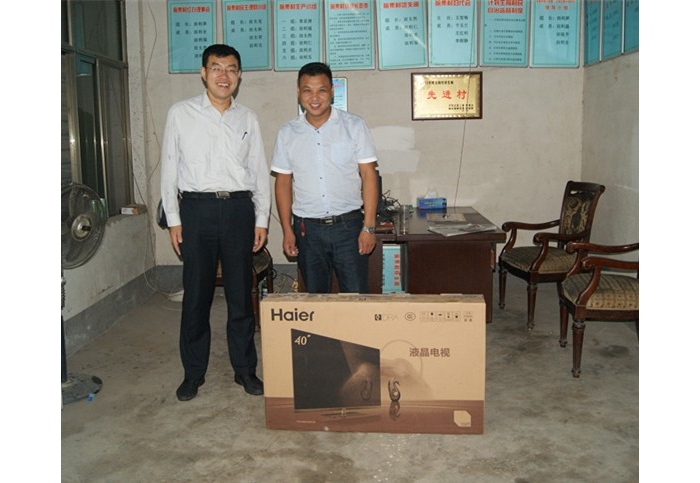 汶上團縣委為聯(lián)建村捐贈液晶電視 為實現(xiàn)農村黨員遠程教育提供便利條件