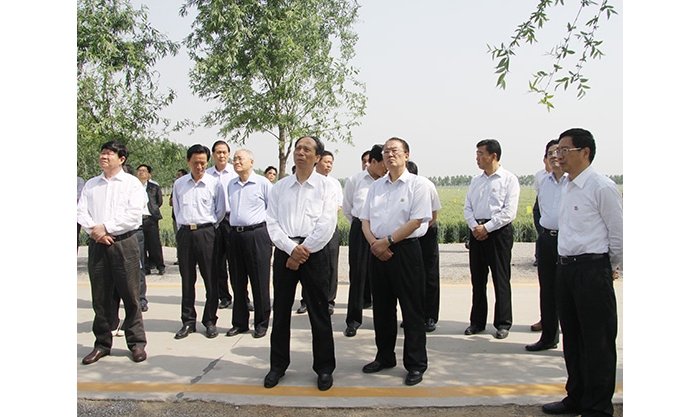 全國人大常委會(huì)副委員長(zhǎng)吉炳軒來我縣視察農(nóng)業(yè)工作