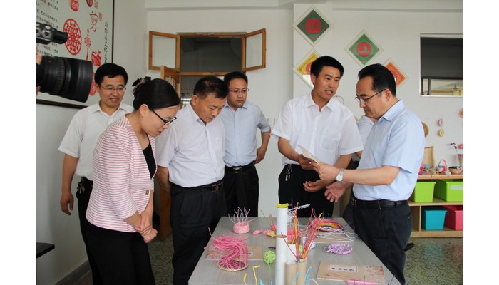 縣委副書記、縣長(zhǎng)王宏偉“六一”兒童節(jié)到實(shí)驗(yàn)小學(xué)慰問