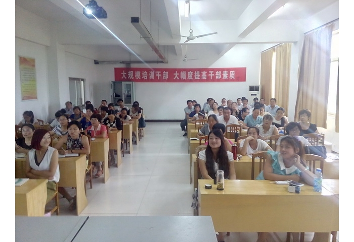 縣教體局組織參加清華大學(xué)扶貧幼兒園園長(zhǎng)管理能力提升專題培訓(xùn)