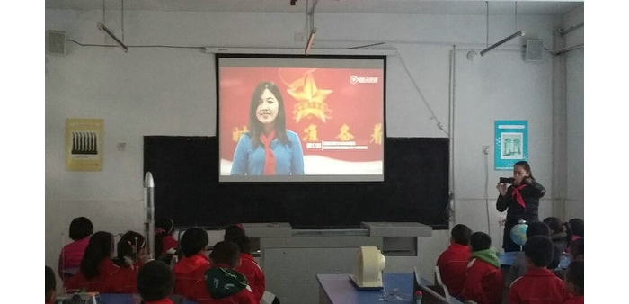 汶上縣各中小學(xué)少先隊(duì)組織少先隊(duì)員觀看省第七次少代會(huì)宣傳片