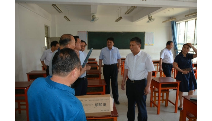 縣委副書記、縣長李洪文視察2018年高考考前準(zhǔn)備工作