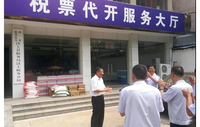 汶上縣人民政府 政務(wù)要聞 李洪文慰問(wèn)交通治超工作人員和稅務(wù)一線工作者