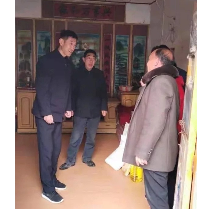 汶上縣人民政府 部門動(dòng)態(tài) 縣統(tǒng)計(jì)局黨組書記、局長(zhǎng)徐保平到白莊村走訪慰問(wèn)困難群眾